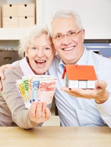Paar Senioren mit Geld und Haus